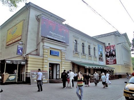 На месте террасы перед зданием кинотеатра появились бетонные колонны.