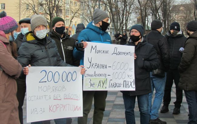 По Украине прошли акции моряков из-за коррупции в Мининфраструктуры.