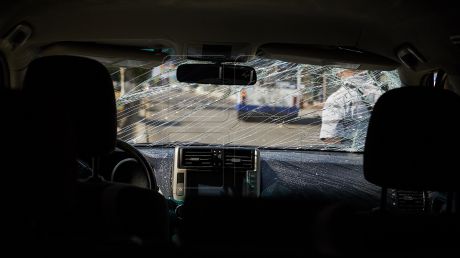 Un șofer a trăit clipe de coșmar după ce s-a trezit cu parbrizul ţăndări. Foto: publika.md