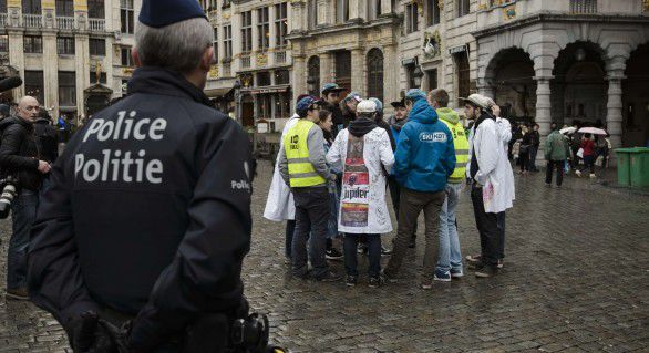 Capitala Belgiei, Bruxelles, se află pentru a doua zi consecutiv sub alertă teroristă, metroul și centrele comerciale fiind în continuare închis.
