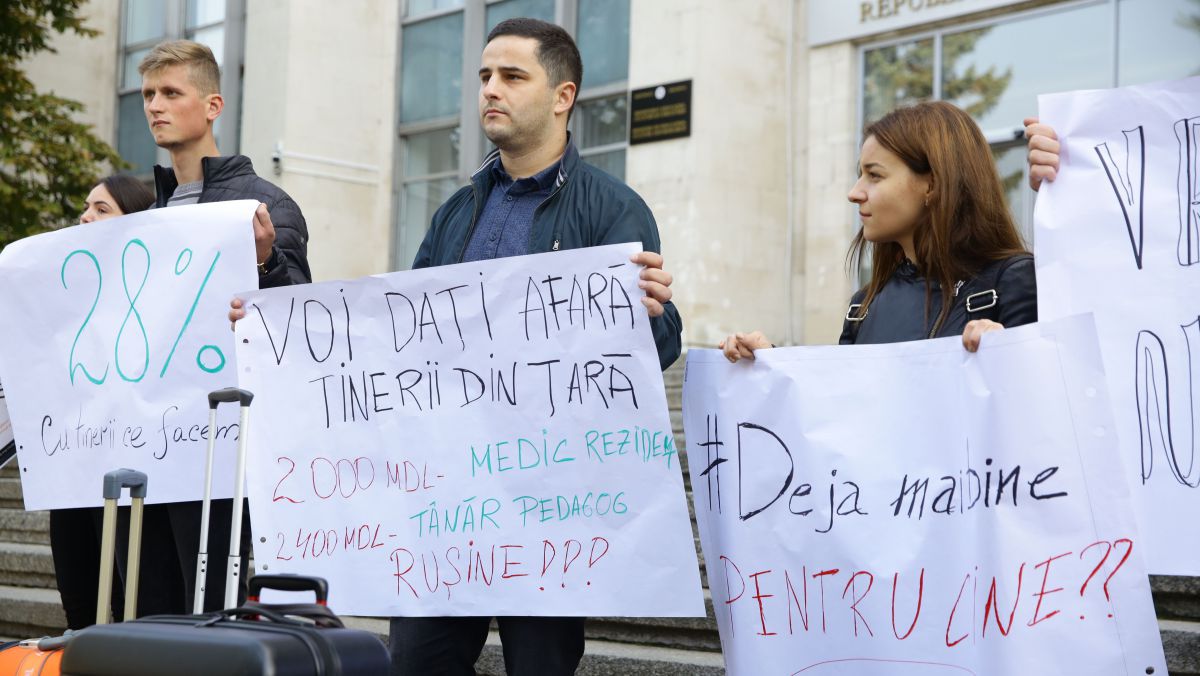 Молодежь PAS организовала флешмоб перед министерством образования.