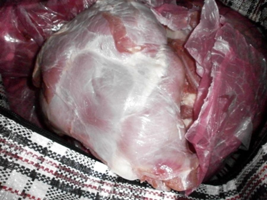 Мясо перевозилось гражданами Молдовы и Украины с нарушением условий транспортировки и без документов.