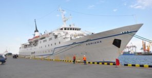 В порт зашла мегаяхта и пассажирское судно. Фото - korabli.eu