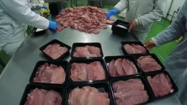 Власти готовят требования к качеству упаковки колбас и мясных консервов.