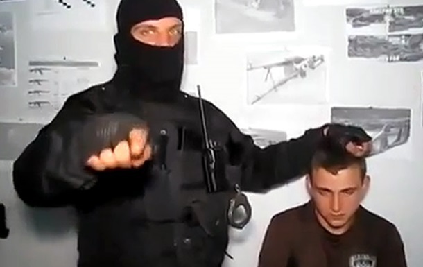 Человек в черном говорит, что "пуль хватит на всех" - независимо от возраста.