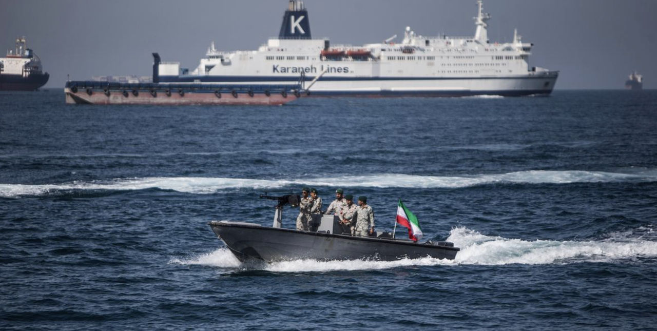 Iranul neagă închiderea Strâmtorii Ormuz.