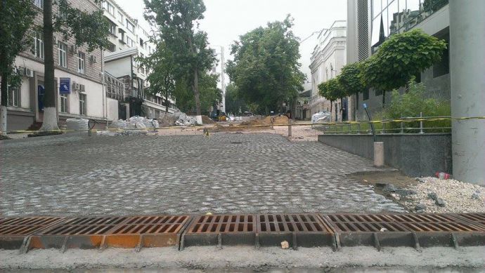 Работы по благоустройству пешеходной улицы длятся уже два года.