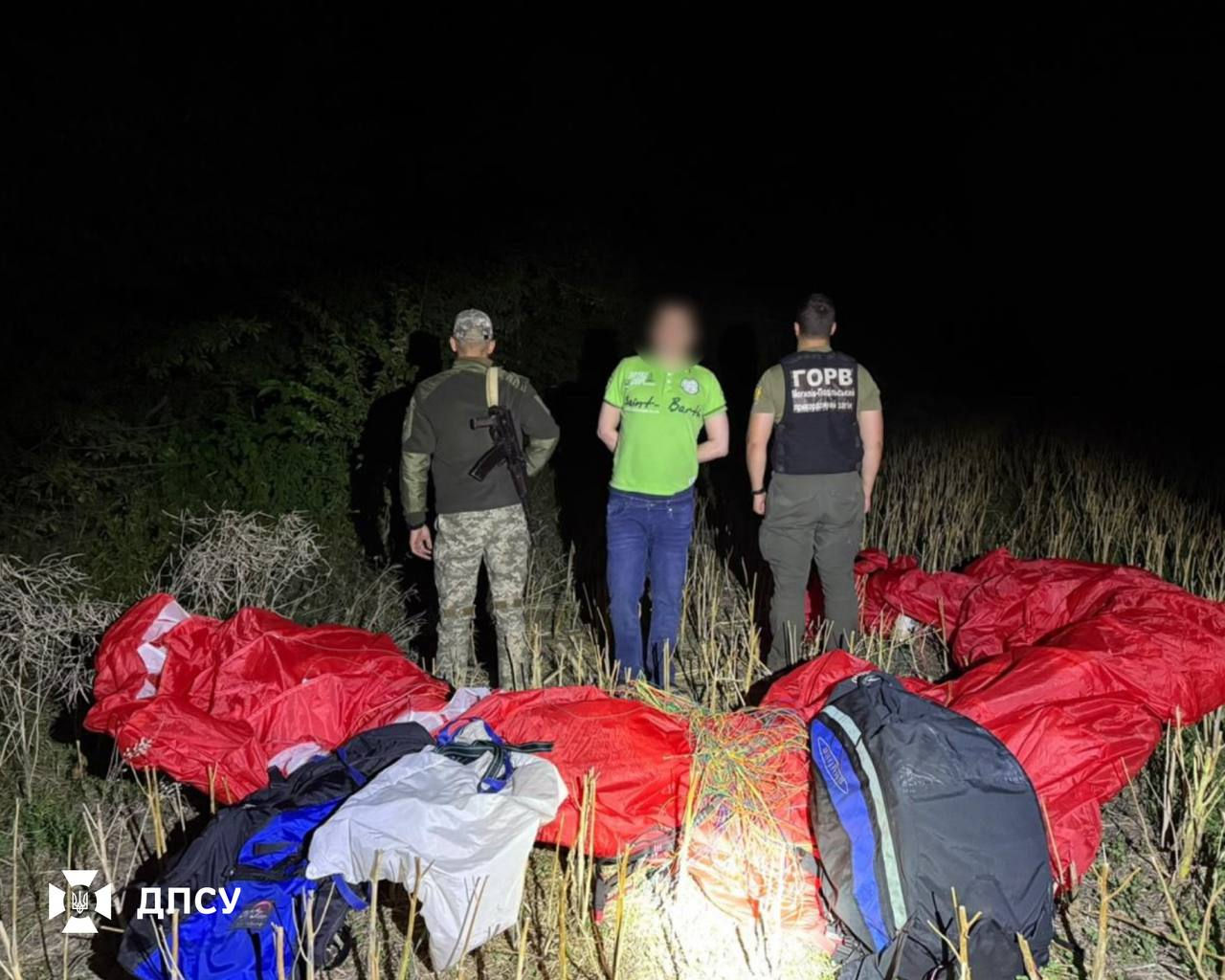 Пограничники задержали украинца, пытавшегося перелететь в Молдову на параплане.