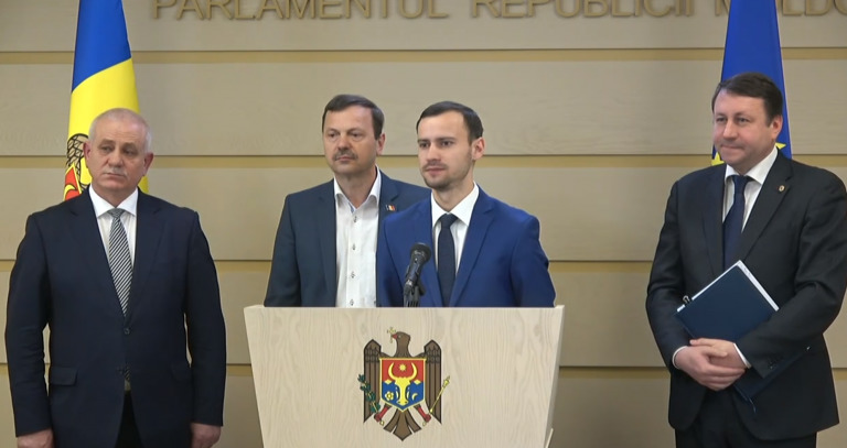 Депутаты ППДП грозят заблокировать трибуну парламента.