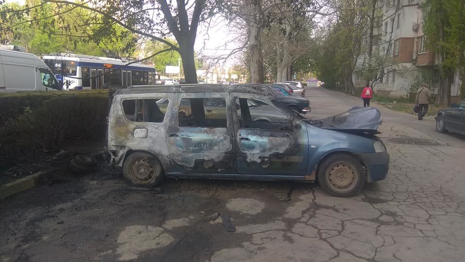 На Ботанике пожарные потушили загоревшийся автомобиль.