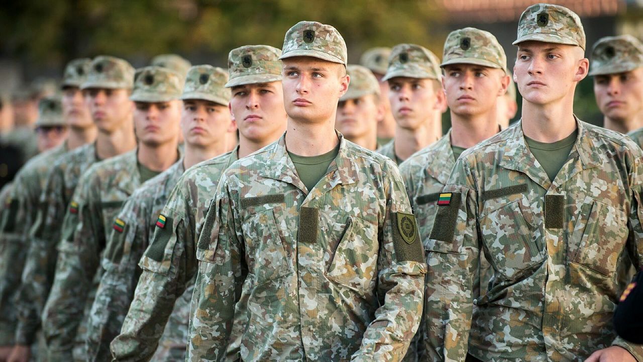 Военным Литвы при охране границы с Белоруссией разрешили применять оружие для самообороны.