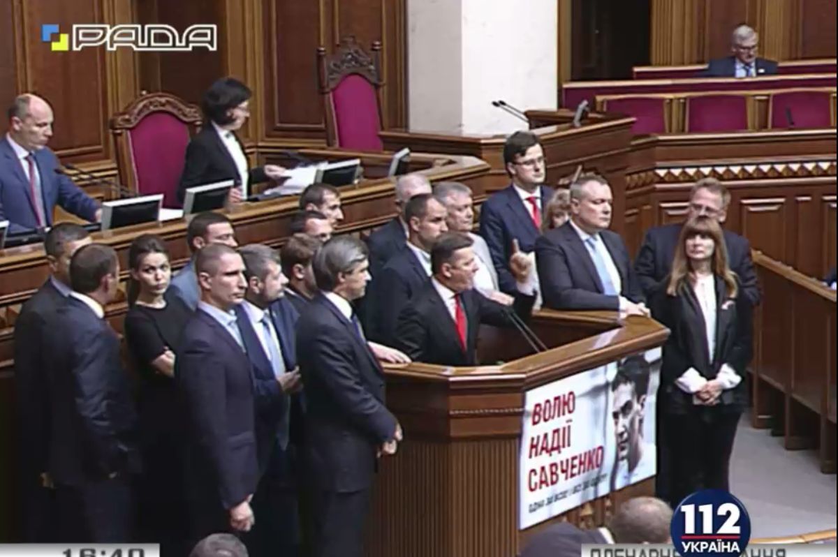 На Украине депутаты от Радикальной партии заблокировали трибуну Верховной рады.
