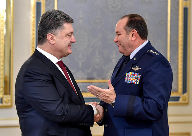 Президент Украины наградил генерала Филипа Бридлава орденом Ярослава Мудрого.