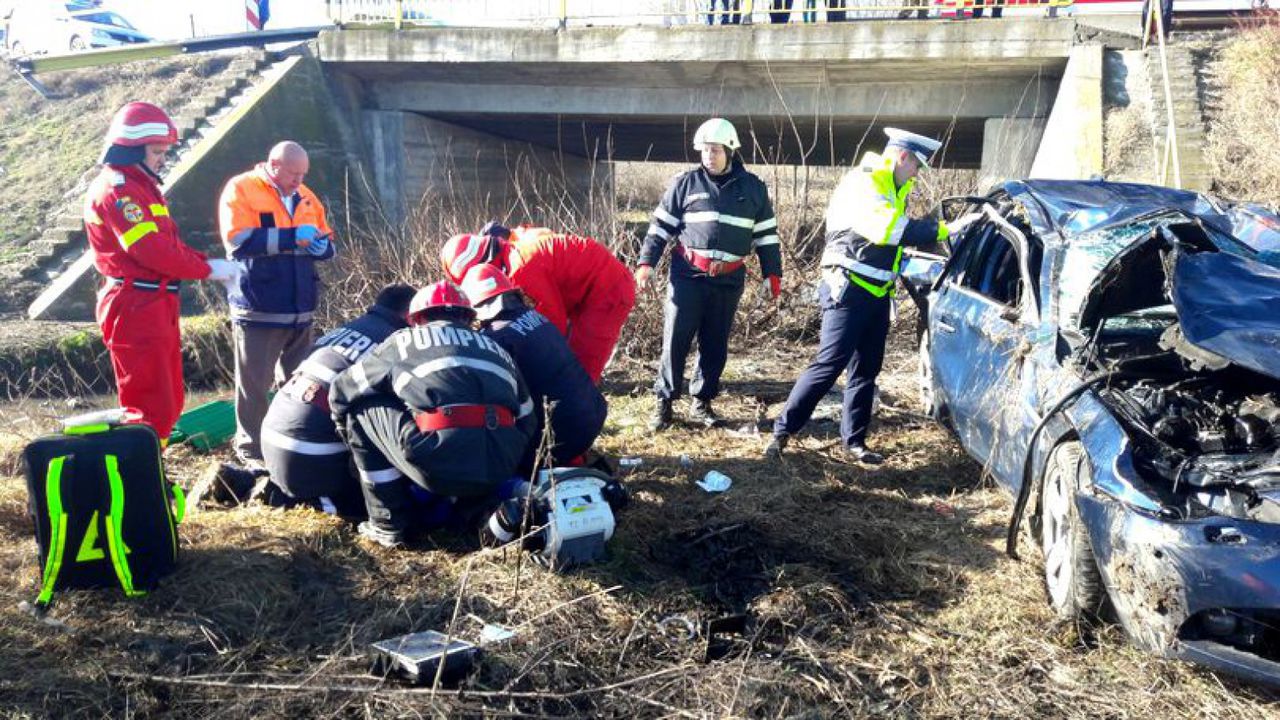 Doi tineri din Tulcea au fost grav răniți într-un accident produs duminică pe DN22.