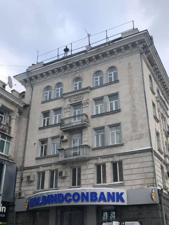 Сегодня в центре столице снова звучали угрозы спрыгнуть с крыши здания.