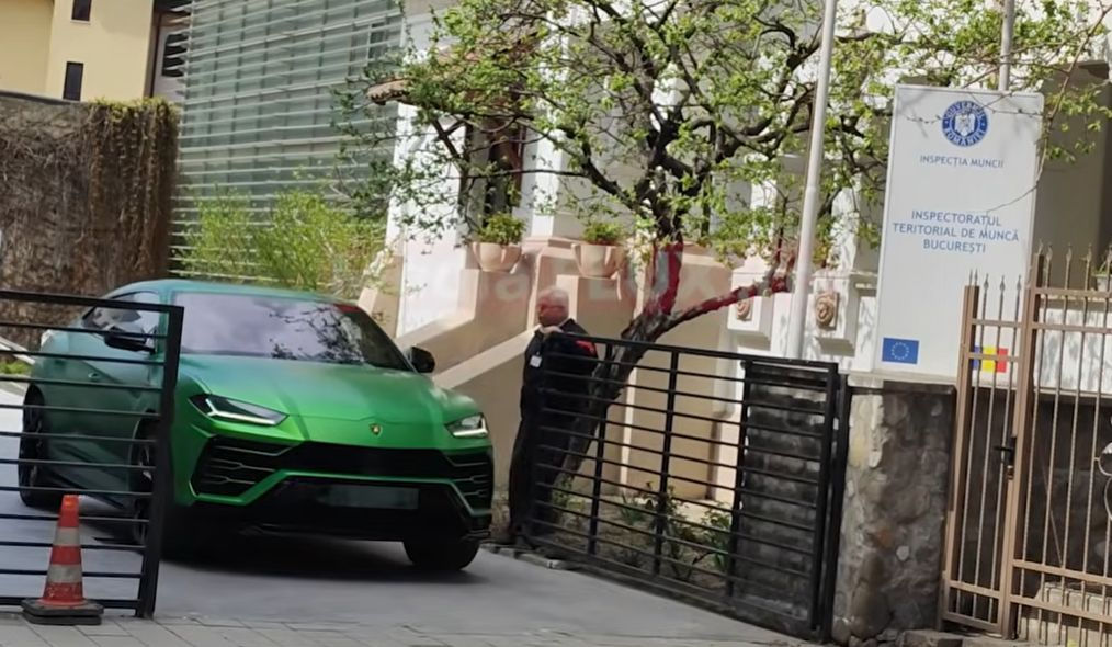 В Румынии уволили чиновника, ездившего на работу на Lamborghini, не указанном в декларации.