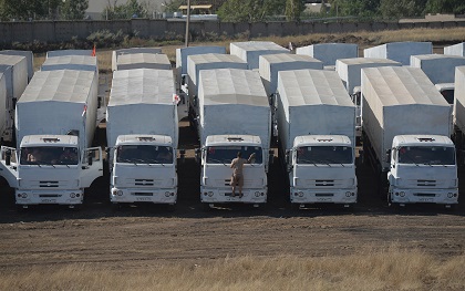 Колонна грузовиков достигла границы России и Украины 14 августа.