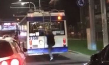 Câţiva copii şi-au pus în pericol viaţa urcând pe acoperişul unui troleibuz plin cu pasageri.