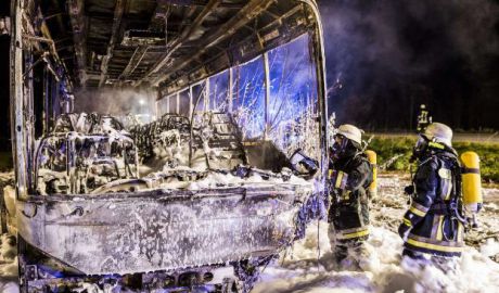 Un autobuz a ars în totalitate după ce s-a ciocnit cu un automobil. Foto: bild.de