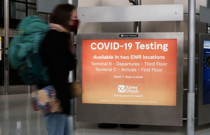 США из-за "омикрона" ужесточат меры тестирования на COVID-19 для всех въезжающих.