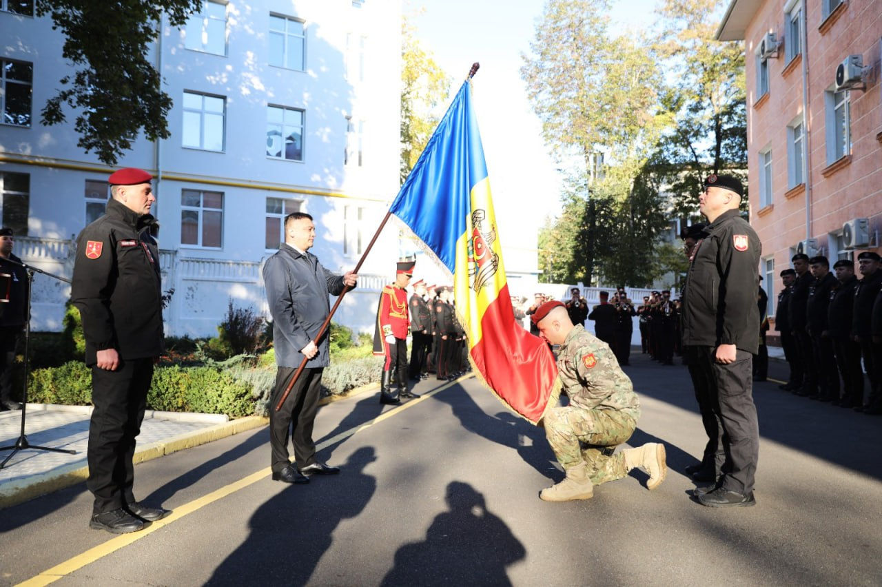 Al doilea contingent de carabinieri, detașat pentru misiunea de menținere a păcii în Kosovo.