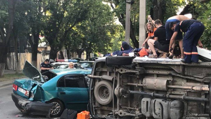 Машина скорой помощи, которая везла в больницу пациента, попала в аварию в центре столицы.