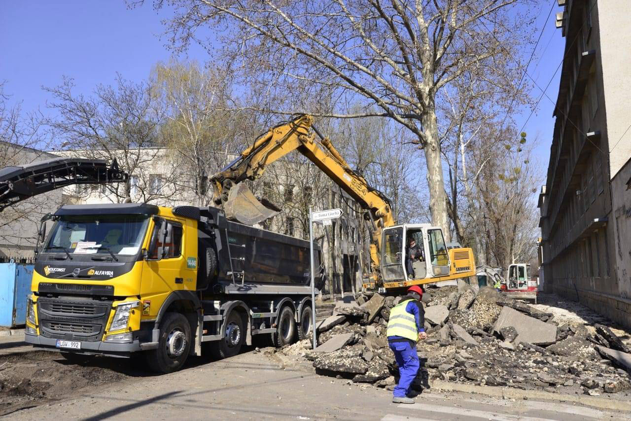 Начался ремонт одной из самых аварийных улиц в центре столицы - 31 Августа.