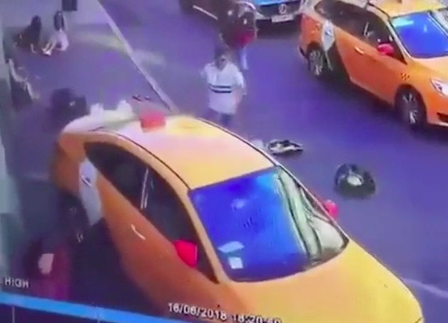 Опубликовано видео наезда автомобиля такси на пешеходов в центре Москвы.