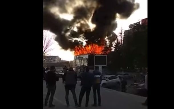 В Самаре около торгового центра вспыхнул крупный пожар.