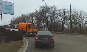 O maşină de măturat strada circulă pe contrasens, perturbând traficul. 