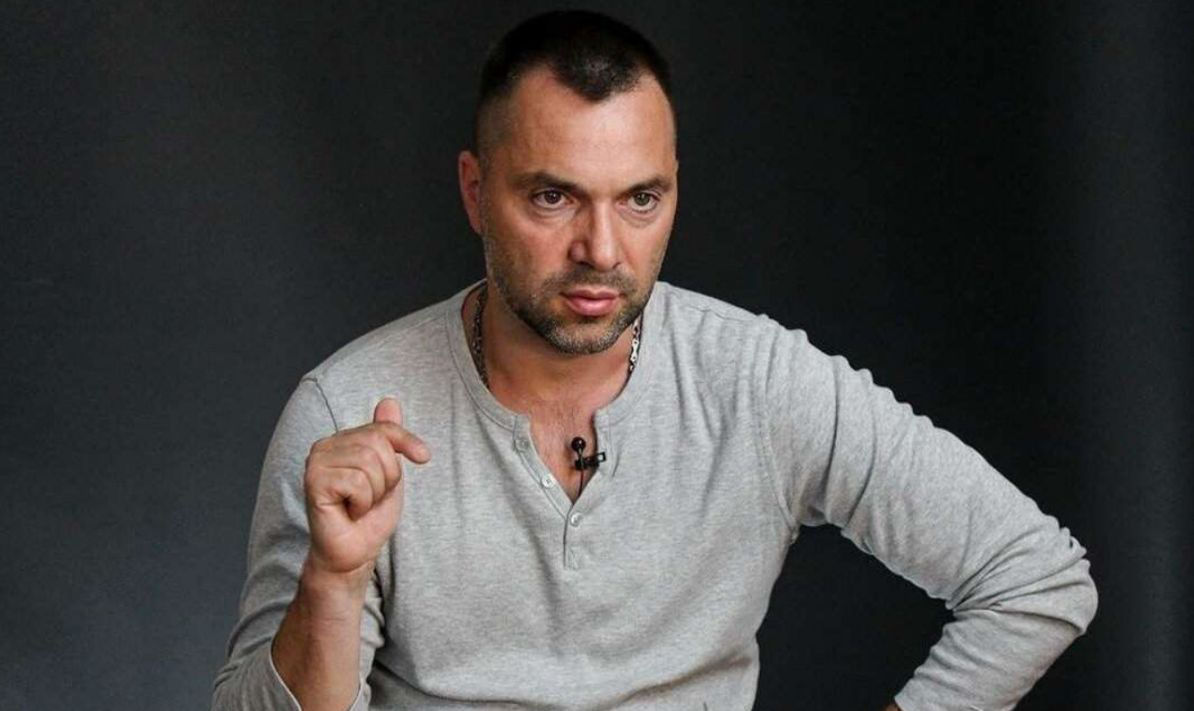 Арестович: Мне и жене угрожают люди, представляющиеся родственниками бойцов "Азова".