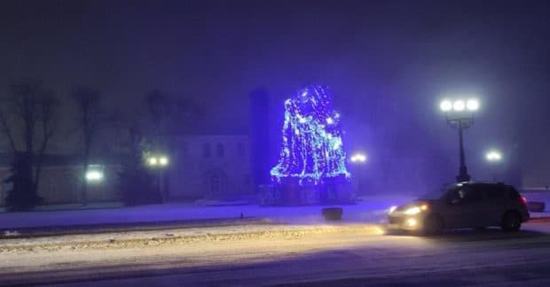 "Елкопад" в Украине: в нескольких городах ветер повалил главные новогодние деревья.