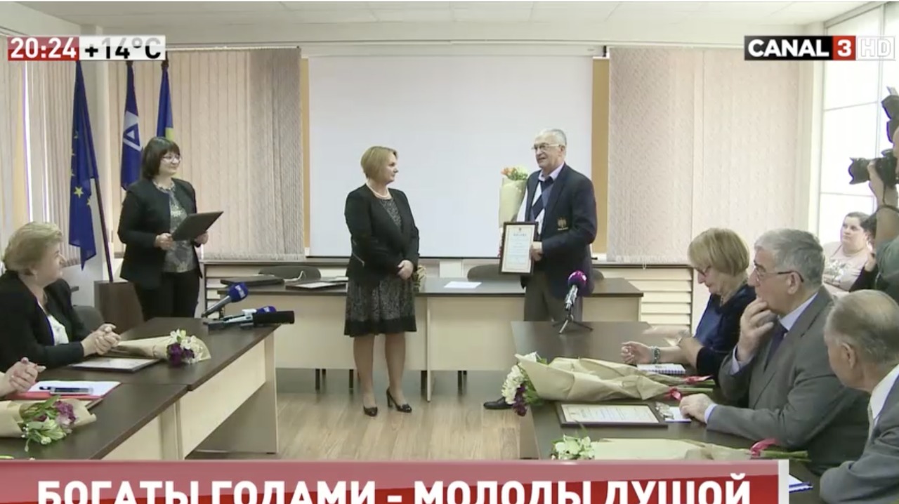  8 пожилых людей получили сегодня почетные дипломы.