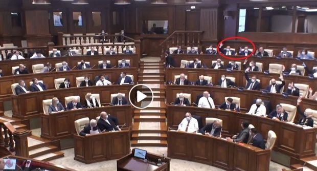 Два депутата ДПМ проголосовали за предложение оппозиции.