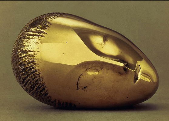Скульптура «Спящая муза» была создана мастером в 1913 году.