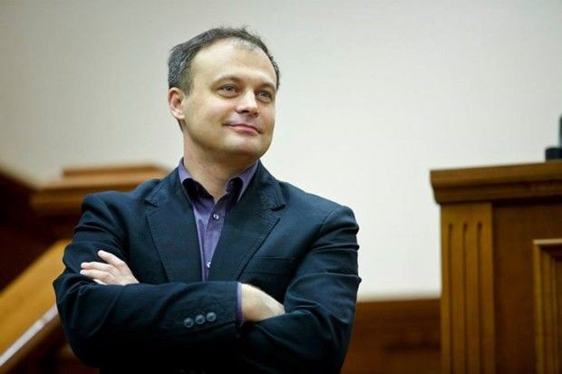 Андриан Канду настаивает на том, чтобы свободное место в парламенте заняла женщина.