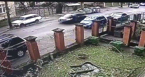 Полицейского сбросили с капота после того, как провезли по нескольким улицам.