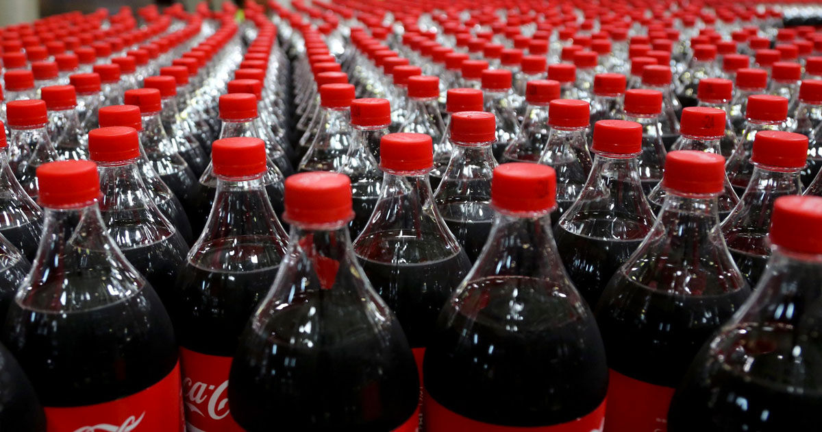 Coca-Cola ограничит выпуск напитка на американском сахаре из-за дефицита сырья.