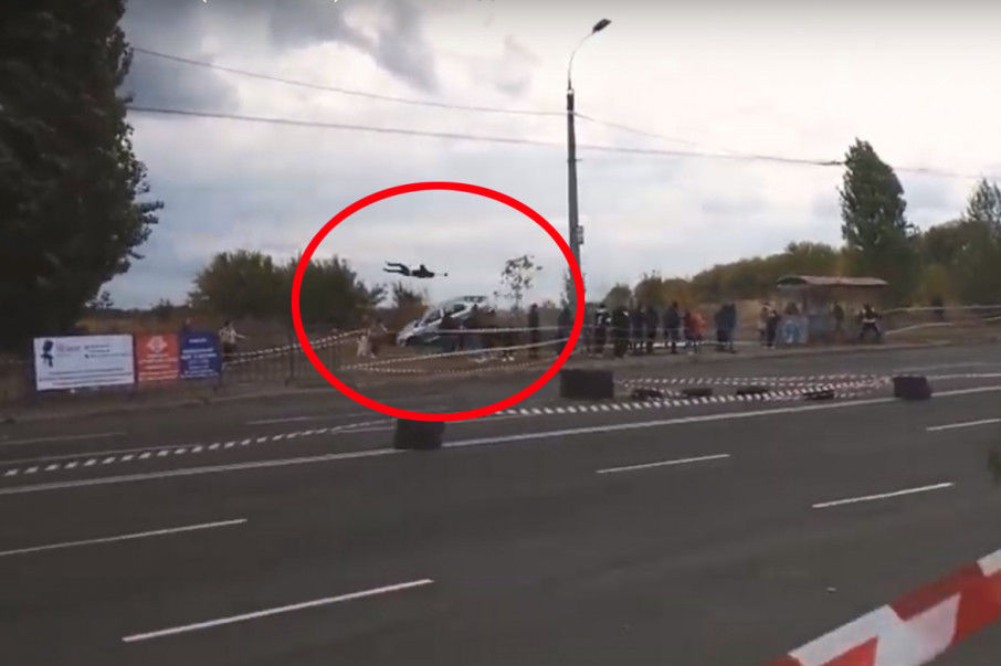 В Черкассах гоночный автомобиль въехал в толпу во время заезда.