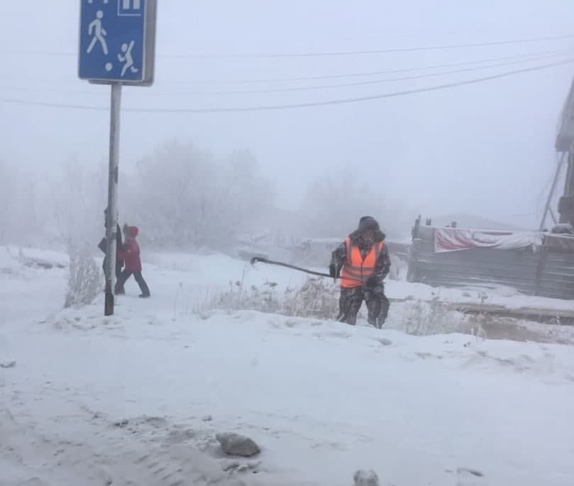В Якутии почти в минус 50 рабочего направили на улицу выкосить сорную траву.