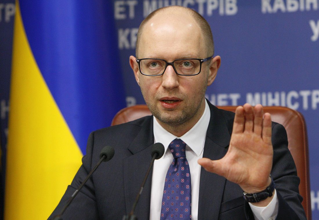 Яценюк добавил, что основными приоритетами кабмина является стабилизация валютного курса и банковской системы