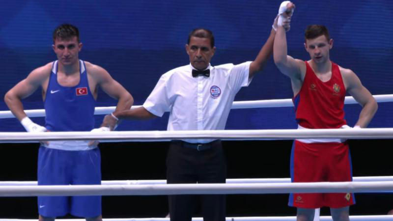 Александру Параскив вышел в полуфинал чемпионата Европы по боксу.