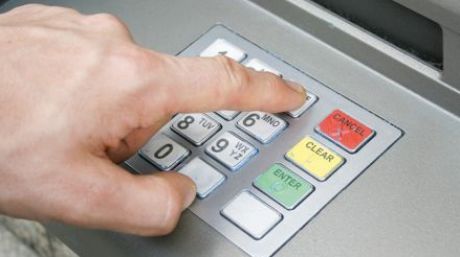 Ce se întâmplă dacă introduci codul PIN invers la bancomat. Foto: evz.ro