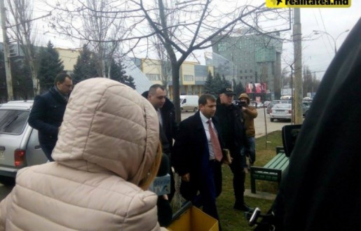 Ilan Shor a plecat de la CNA escortat de ofițeri.  Sursa: realitatea.md