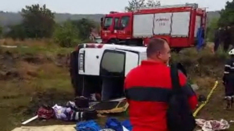 Un microbuz plin cu basarabeni s-a rasturnat, marţi, in localitatea Comarna. Foto: realitatea.net