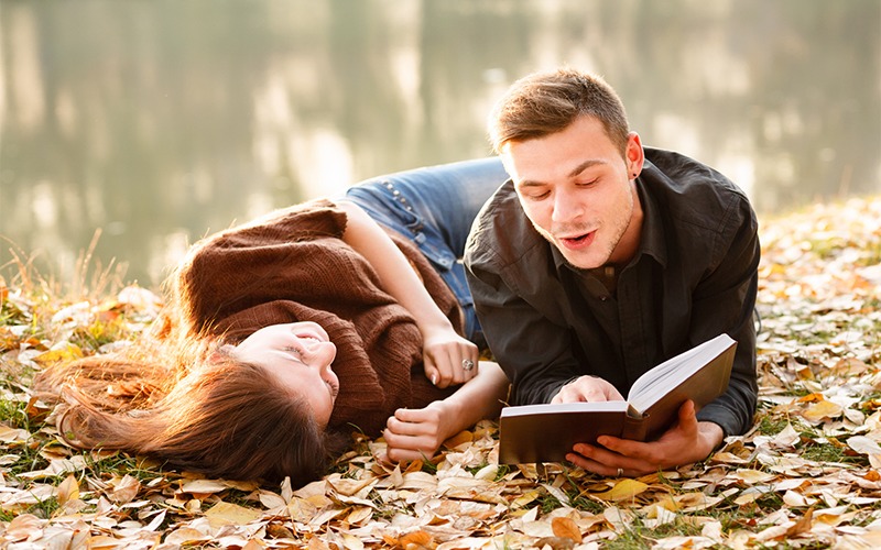 Cercetătorii susțin că nivelul ridicat de inteligență ajută la menținerea tinereței. Foto: hyperliteratura.ro