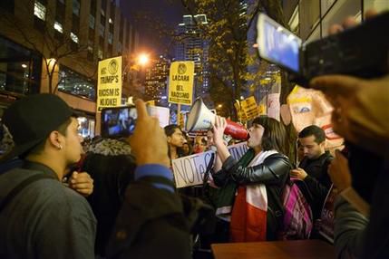 Митингующие прошли от «Башни Трампа» до студии телеканала NBC, где скандировали «Нет Дональду Трампу на телешоу». Фото:  Associated Press