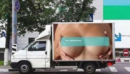 Publicitatea buclucașă a fost plasată pe părțile laterale ale unei camionete, iar șoferii întorceau capul să o vadă mai bine.