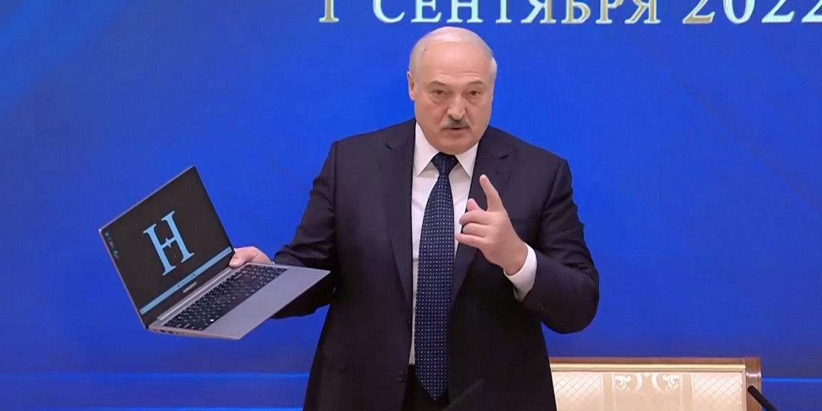 Лукашенко показал первый белорусский компьютер.