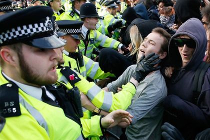 В ходе акции в полицейских бросили велосипед, протестующие били горшки и нецензурно ругались. Фото: Stefan Wermuth / Reuters